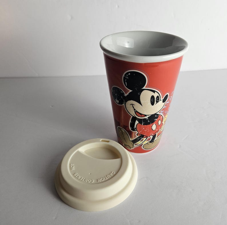 Disney Parks Mickey Mouse Timeless Keramik Reise-Kaffeetasse Becher - Rot 12 Unzen - Original 1938 Mickey Mouse abgenutzte Oberfläche Bild 14