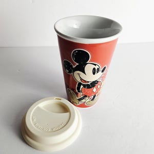 Disney Parks Mickey Mouse Timeless Keramik Reise-Kaffeetasse Becher - Rot 12 Unzen - Original 1938 Mickey Mouse abgenutzte Oberfläche Bild 18