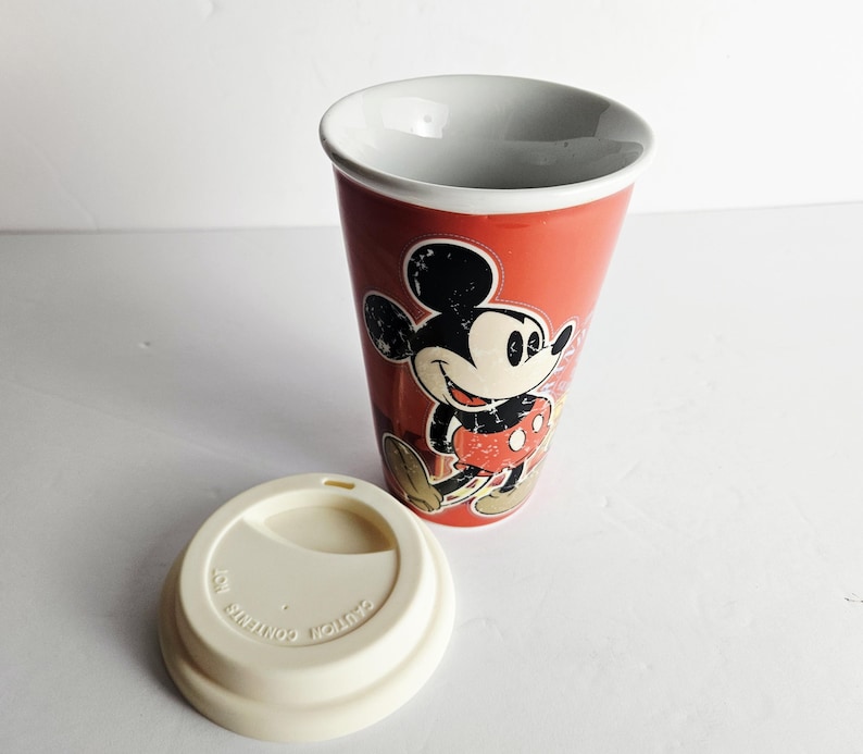 Disney Parks Mickey Mouse Timeless Keramik Reise-Kaffeetasse Becher - Rot 12 Unzen - Original 1938 Mickey Mouse abgenutzte Oberfläche Bild 18