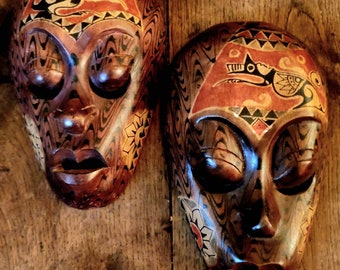Maschere in legno d'epoca dell'arte tribale indonesiana: decorazioni murali intagliate a mano