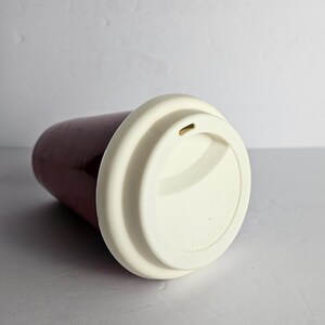 Disney Parks Mickey Mouse Timeless Keramik Reise-Kaffeetasse Becher - Rot 12 Unzen - Original 1938 Mickey Mouse abgenutzte Oberfläche Bild 4