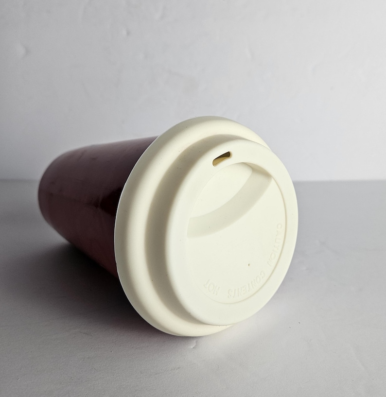 Disney Parks Mickey Mouse Timeless Keramik Reise-Kaffeetasse Becher - Rot 12 Unzen - Original 1938 Mickey Mouse abgenutzte Oberfläche Bild 4