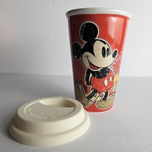 Disney Parks Mickey Mouse Timeless Keramik Reise-Kaffeetasse Becher - Rot 12 Unzen - Original 1938 Mickey Mouse abgenutzte Oberfläche Bild 17