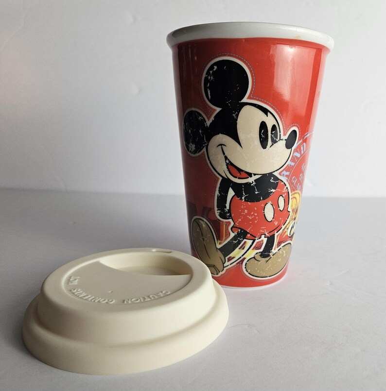 Disney Parks Mickey Mouse Timeless Keramik Reise-Kaffeetasse Becher - Rot 12 Unzen - Original 1938 Mickey Mouse abgenutzte Oberfläche Bild 17