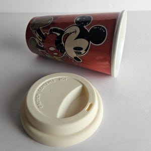 Disney Parks Mickey Mouse Timeless Keramik Reise-Kaffeetasse Becher - Rot 12 Unzen - Original 1938 Mickey Mouse abgenutzte Oberfläche Bild 5