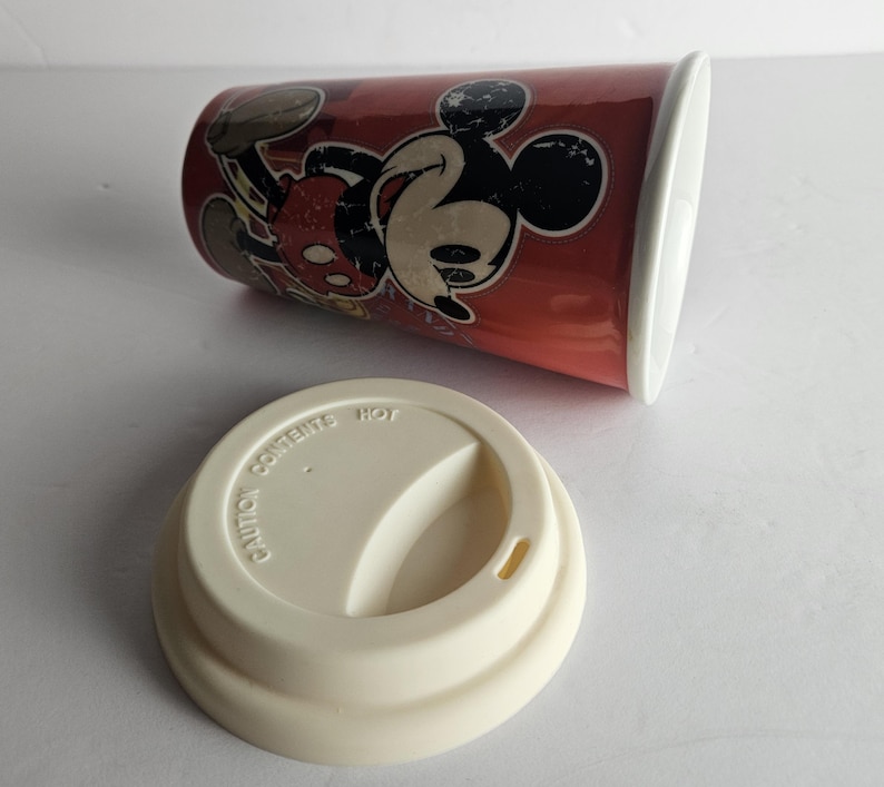 Disney Parks Mickey Mouse Timeless Keramik Reise-Kaffeetasse Becher - Rot 12 Unzen - Original 1938 Mickey Mouse abgenutzte Oberfläche Bild 5