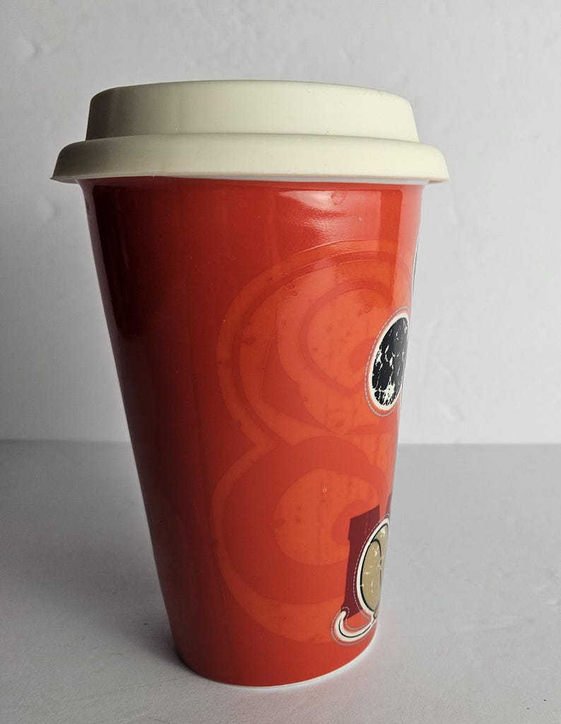 Disney Parks Mickey Mouse Timeless Keramik Reise-Kaffeetasse Becher - Rot 12 Unzen - Original 1938 Mickey Mouse abgenutzte Oberfläche Bild 9