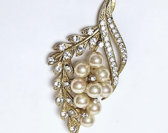 Broche vintage en fausses perles et grappes de raisins dorées
