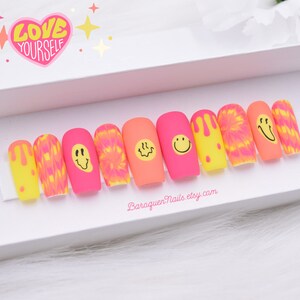 Unhas de pressão com tie-dye psicodélico: Nail Art com carinha sorridente neon
