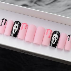 Roze schreeuwnagels Glamoureuze druk op de nagels Druppelzwarte valse kunstnagels Y2K Ghost Face Nail Art Schattig Goth-nagels Halloween aangepaste gelpers