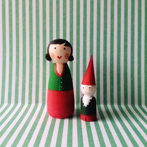 Muñeca de madera con gnomo de Amelie Poulain pintada a mano