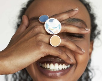 Bague plateau ronde en résine colorée, et cuivre sur un support en cuivre plaqué argent - 2 diamètres et 18 couleurs // LISON & OXYDE