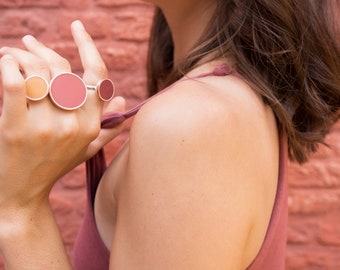 Bague plateau ronde en résine, pigments naturels et cuivre sur un support en cuivre plaqué argent et disponible en deux diamètres // OXYDE