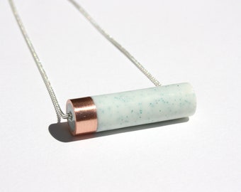 Collier avec un pendentif doux et minimaliste à l'effet minéral et pastel en cuivre et résine sur une chaîne en argent plaqué - NAÏCA // 01