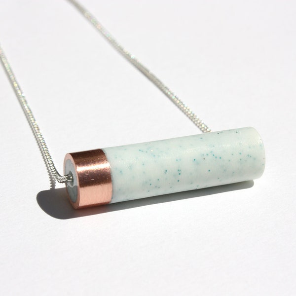 Collier avec un pendentif doux et minimaliste à l'effet minéral et pastel en cuivre et résine sur une chaîne en argent plaqué - NAÏCA // 01