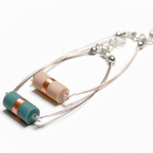 Bracelet contemporain en résine et cuivre monté sur un fil de nylon cablé, délicat, intemporel, minimaliste et disponible en 18 couleurs image 1