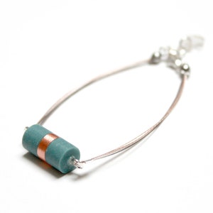 Bracelet contemporain en résine et cuivre monté sur un fil de nylon cablé, délicat, intemporel, minimaliste et disponible en 18 couleurs image 5