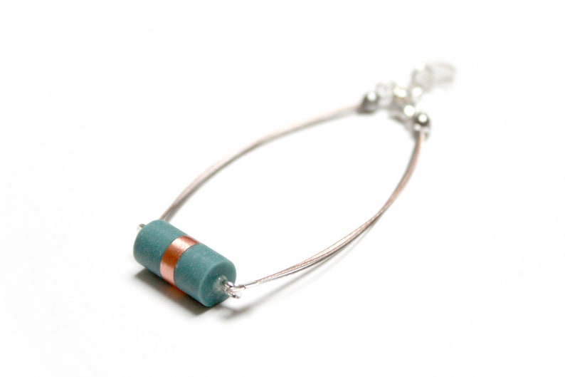 Bracelet contemporain en résine et cuivre monté sur un fil de nylon cablé, délicat, intemporel, minimaliste et disponible en 18 couleurs image 5