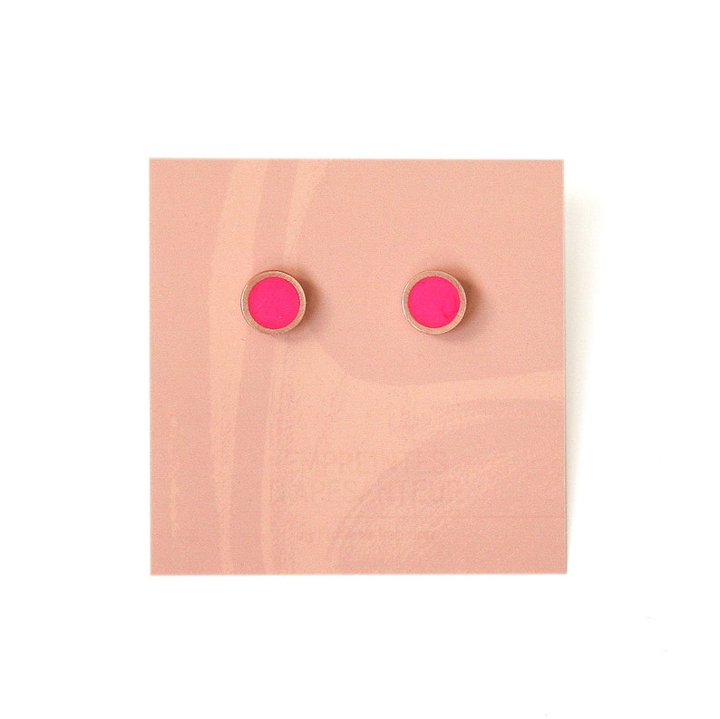 Boucles d'oreille pastilles en résine rose fluo serties en cuivre, laiton ou alumiminium, monture en acier inoxydable, 6 variantes Rose fluo