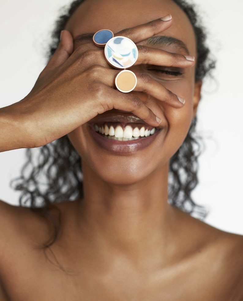 Bague en résine colorée