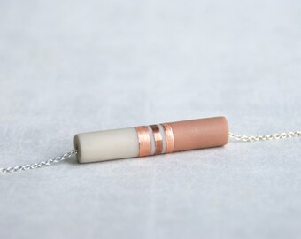 Collier avec un pendentif contemporain en résine beige et cuivre de style minimaliste sur une chaîne en argent plaqué // ALIS