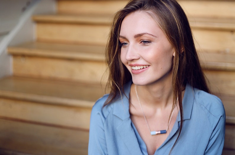 Collier avec un pendentif minimaliste en cuivre et résine bleue sur une chaîne en argent plaqué pour un style moderne et délicat // BORÉE image 1