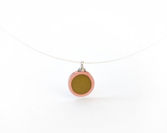 Pampille médaillon de cuivre et résine colorée sur un collier en nylon cablé très fin, disponible en 18 couleurs, pour un style minimaliste