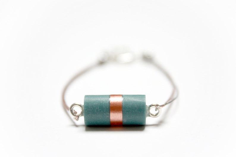 Bracelet contemporain en résine et cuivre monté sur un fil de nylon cablé, délicat, intemporel, minimaliste et disponible en 18 couleurs image 6