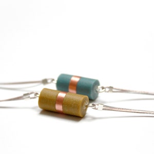 Bracelet contemporain en résine et cuivre monté sur un fil de nylon cablé, délicat, intemporel, minimaliste et disponible en 18 couleurs image 4