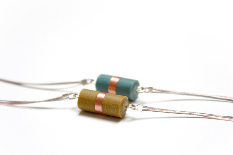 Bracelet contemporain en résine et cuivre monté sur un fil de nylon cablé, délicat, intemporel, minimaliste et disponible en 18 couleurs image 4