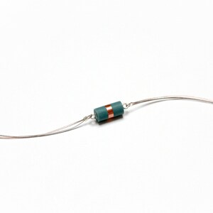 Bracelet contemporain en résine et cuivre monté sur un fil de nylon cablé, délicat, intemporel, minimaliste et disponible en 18 couleurs image 3