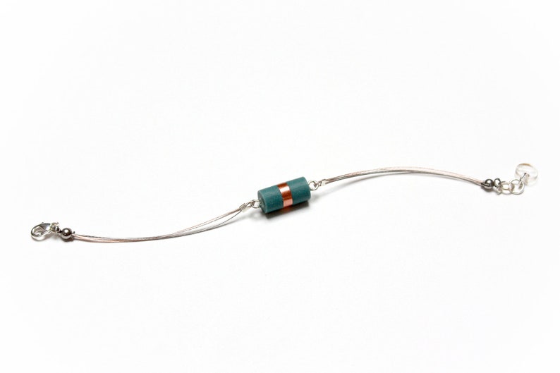 Bracelet contemporain en résine et cuivre monté sur un fil de nylon cablé, délicat, intemporel, minimaliste et disponible en 18 couleurs image 3
