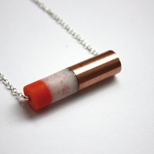 Necklace with a modern tubular pendant made with copper and colored resin on a curb chain for modern & enthusiastic women - NAÏCA // 04