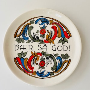Norwegian Rosemaling Plate  - Charming! - Folk Floral Rosemaling Nordic Folk Design - Pattern - Scandinavian Pennsylvania Dutch Decor