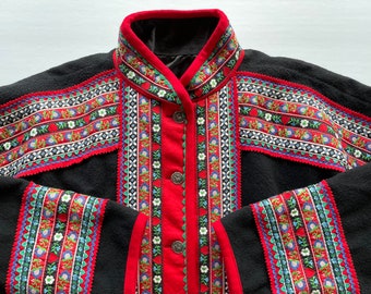 Skandinavischer ethnischer Mantel – Orvis – einfach erstaunlich – Saami-Volkskunst mit dekorativem Folk-Besatz. Bezaubernd! -Nordisch