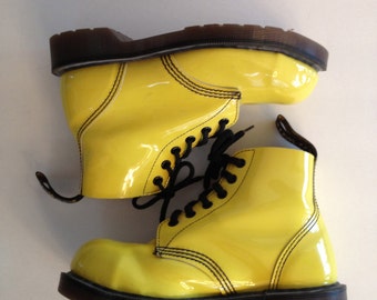 vintage Dr. Martens Yellow Patent Leather / Fabriqué en Angleterre / Vivid Lemon Yellow w Shiny Patina / Sz 3 / Amazing Mountain or City Boot Shoe