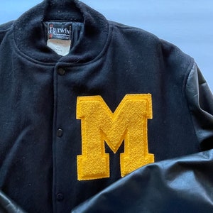 Chaqueta universitaria con letras tipo bombardero: chaqueta escolar increíble con mangas de cuero, de lana, negra y dorada, talla M