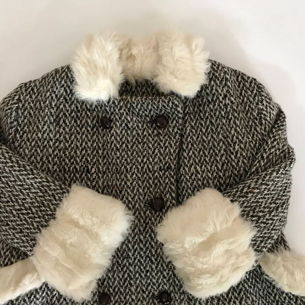 Manteau de fille des années 1960 - Charmant tweed w Accents de fausse fourrure pour petite fille - vintage - Vraiment une belle pièce