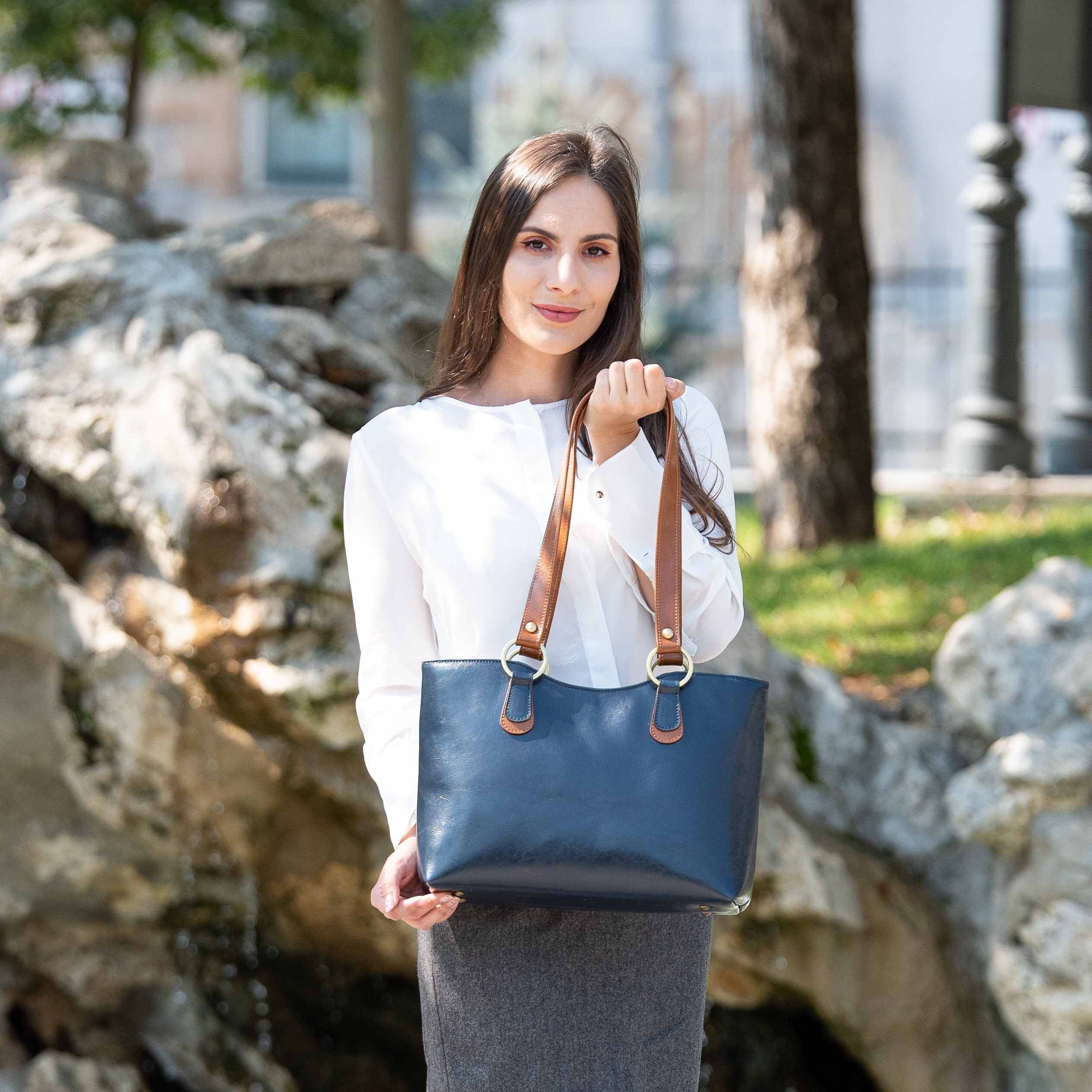 JOHN LEWIS NAVY BLUE LEATHER HAND BAG / SHOULDER BAG