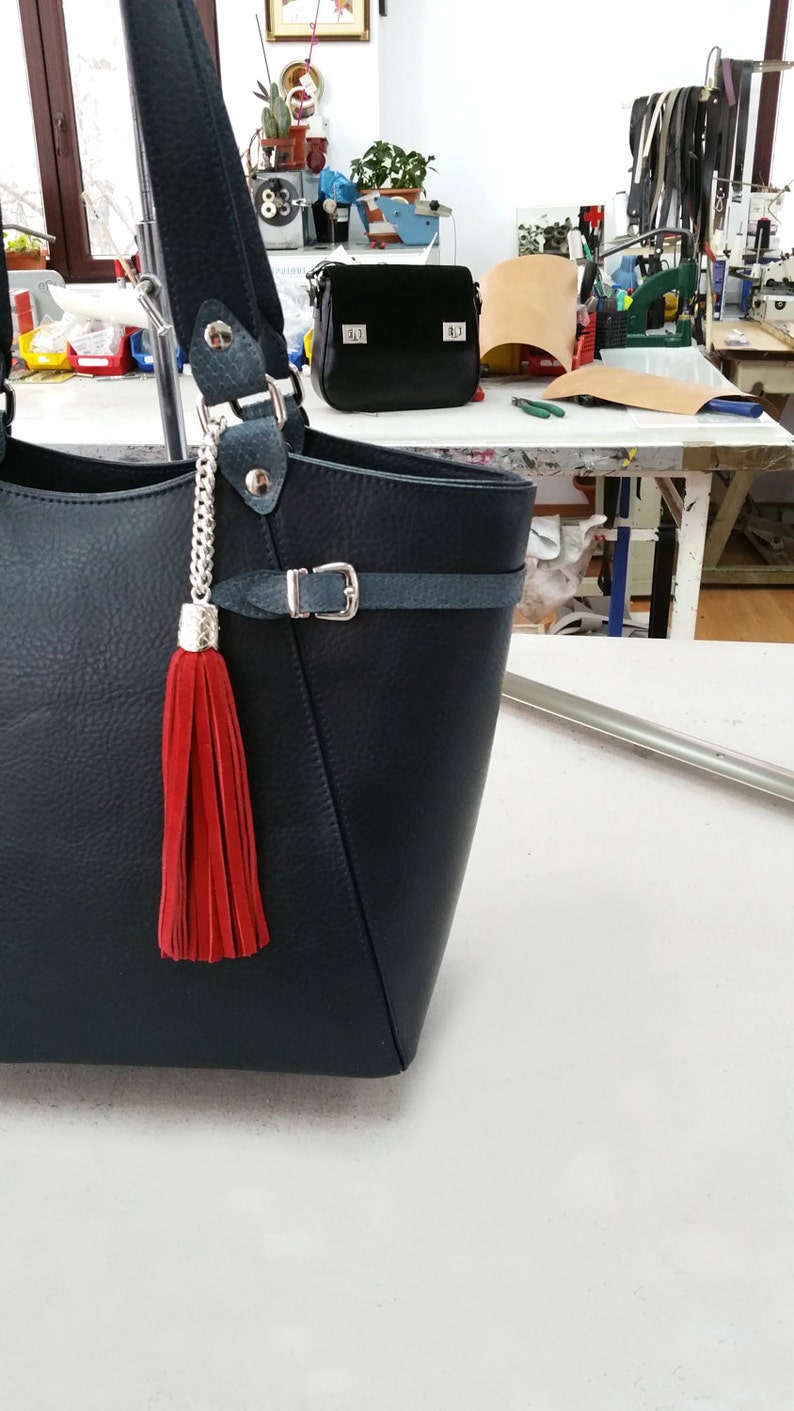 Beer Blue Pattern Print Leather Tote Bag main image 1