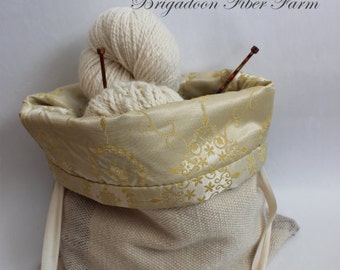 Hand woven project bag, 2 innre pockets, silk lining, wool shell, green cream, gold.