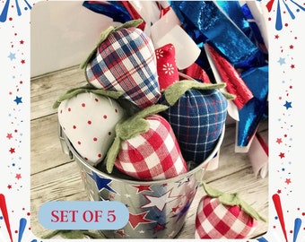 Rellenos para cuencos con fresas, fresas de tela hechas a mano con estilo patriótico, decoración para bandeja escalonada del 4 de julio de verano de Sew Lovely Farmwife.