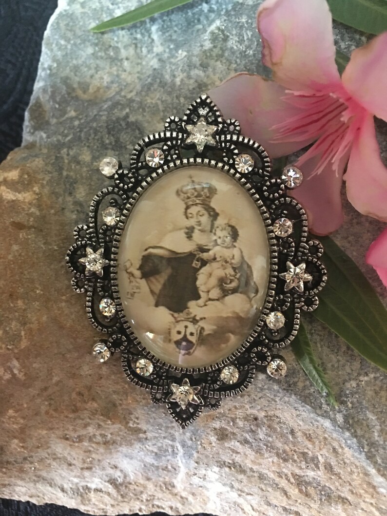 Medallon broche Virgen del Carmen.
