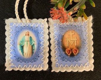 THE MIRACULOUS MEDAL. Our Lady of the Miraculous Medal. Scapular with laminated images. Measures 4.5 cm x 4 cm.