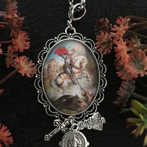 ST. GEORGE, Saint George, Sankt Georg, Naomh Seoirse, Anhänger und Schlüsselanhänger und Brosche.