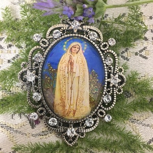 Medallion brooch of Our Lady of Fatima