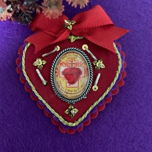 Stop, the Sacred Heart of Jesus is with me. Scapular.