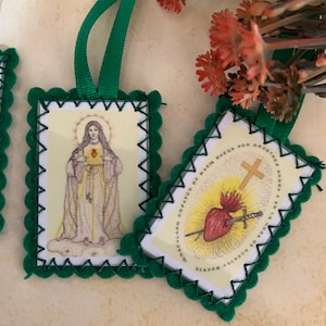 GREEN SCAPULARY. Immaculate Heart of Mary. Measures 4.5 cm x 4 cm.
