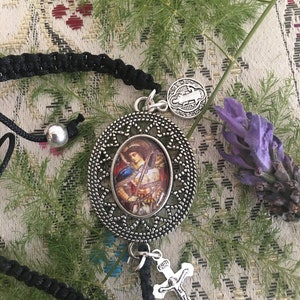 Armbänder des Heiligen Michael, des Heiligen Gabriel und des Heiligen Raphael.