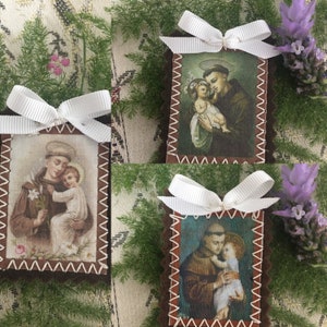 Saint Anthony of Padua. Measures 4cm x 3cm.